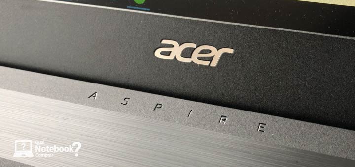 Detalhe da marca na tampa teclado do Acer Aspire A315-51