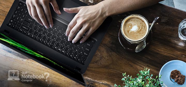 notebook acer para trabalho em cima da mesa com cafe e estudando