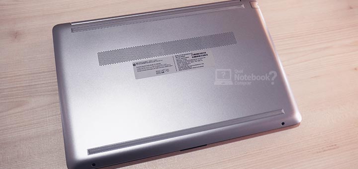 Unboxing HP 250 G8 parte debaixo notebook inferior entradas de ar