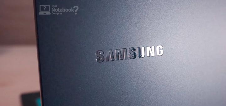 Review completo Samsung Book NP550XDA-KF2 logotipo logomarca logo reflexiva tampa notebook