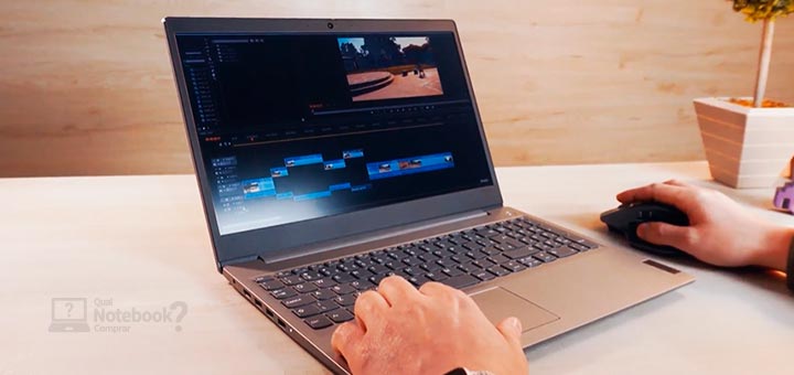 Lenovo IdeaPad 3i imagem do aparelho sendo usado na edição de videos