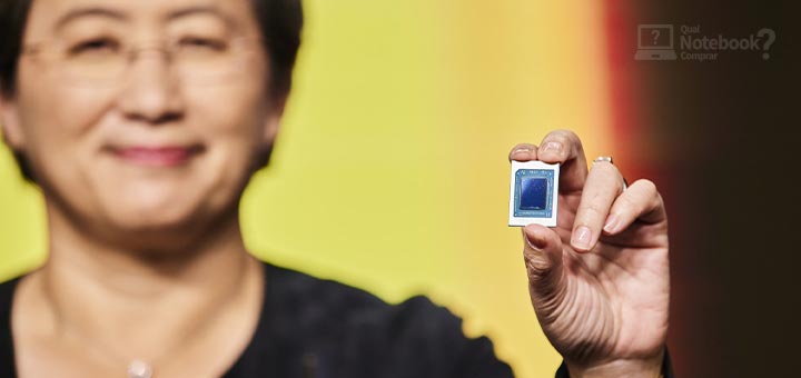 Novidades notebooks CES 2022 AMD Lisa Su presidente segurando novo chip CPU Ryzen 6000
