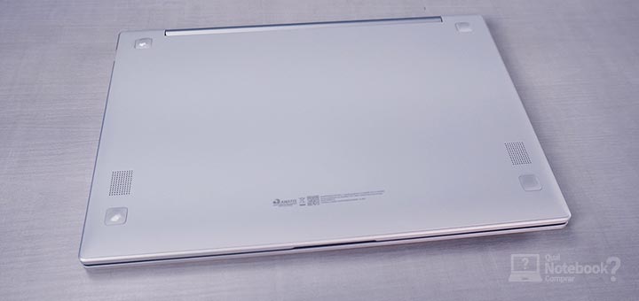 Samsung-Galaxy-Book-Go---Tampa-inferior-com-saidas-de-som-e-refrigeracao-passiva