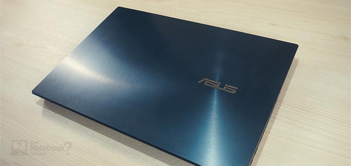 ASUS ZenBook Pro Duo 15 OLED UX582 - Logo e detalhes da tampa do notebook