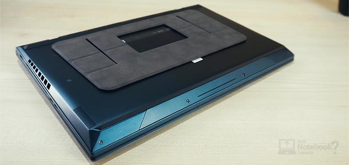 ASUS ZenBook Pro Duo 15 OLED UX582 - Parte inferior do notebook e entradas de ar