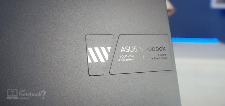 ASUS VivoBook S 16X S5602ZA-L2084W - Detalhes na tampa e logo do notebook