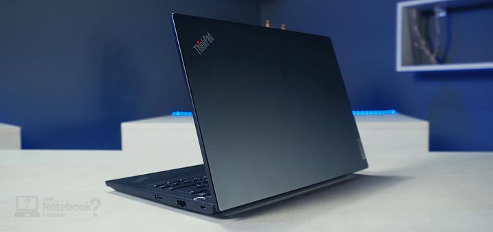 Unboxing Lenovo ThinkPad E14 20YD0004BO - Detalhes na tampa do notebook e logo