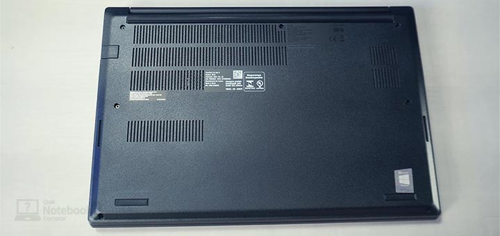 Unboxing Lenovo ThinkPad E14 20YD0004BO - Parte inferior do notebook entradas de ar e saidas de som