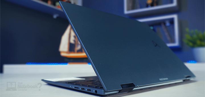 ASUS ZenBook S 13 Flip BP5302ZA-LX114W - Visao geral do notebook e tampa traseira aberta