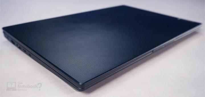 Lenovo V14 82UN0001BR - Detalhes na tampa do notebook