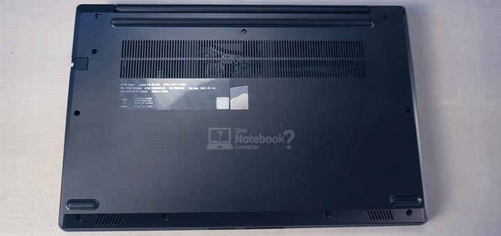 Lenovo V14 82UN0001BR - Tampa inferior e entradas de ar do notebook