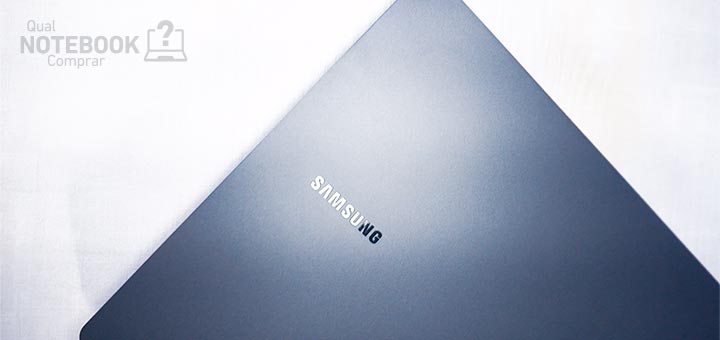 Samsung Galaxy Book2 NP550XED-KS2BR - Detalhes da tampa e logo do notebook