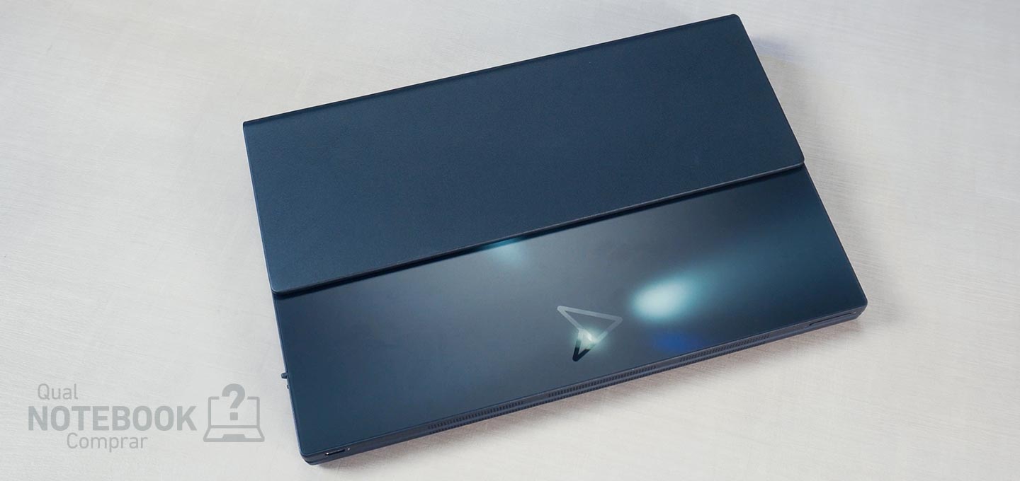 ASUS ZenBook 17 Fold OLED UX9702AA-MD026W - Detalhes do notebook com a tampa fechada