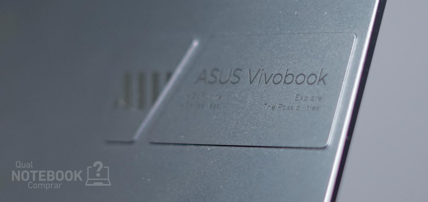 ASUS VivoBook Pro 15 K6502HC-LP096W - Detalhes da logo na tampa do notebook