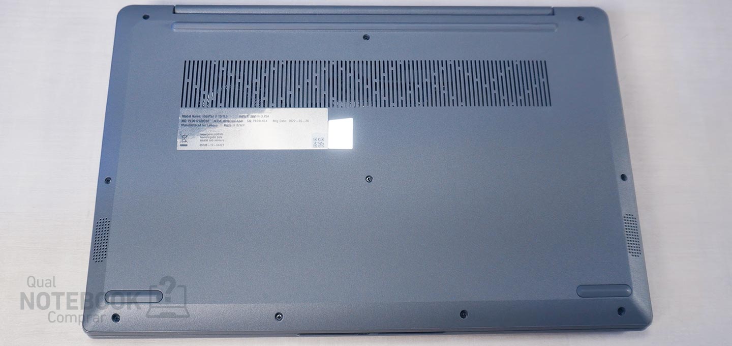 Lenovo IdeaPad 3i 82MD000ABR - Visao geral da tampa inferior e entradas de ar do notebook