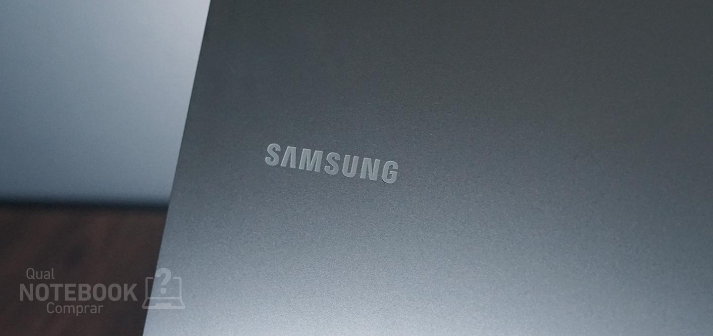 Samsung Galaxy Book3 Ultra NP960XFH-XA1BR - Detalhes e logo na tampa do notebook