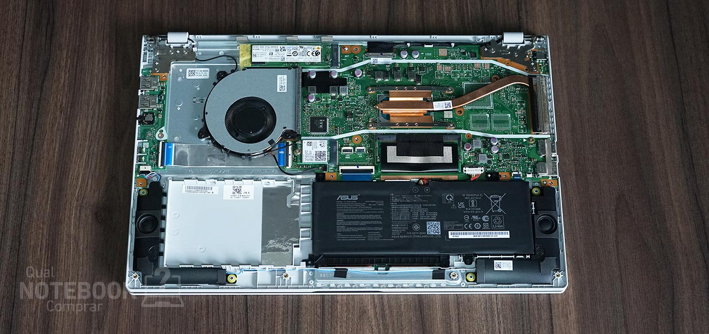 ASUS VivoBook 15 X1500EA-EJ3671 - Detalhes internos de hardware slots e upgrades do notebook