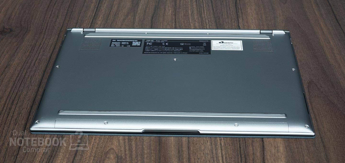ASUS Zenbook S 13 OLED UX5304VA-NQ271W - Visao geral da parte inferior entradas de ar e saidas de som do notebook