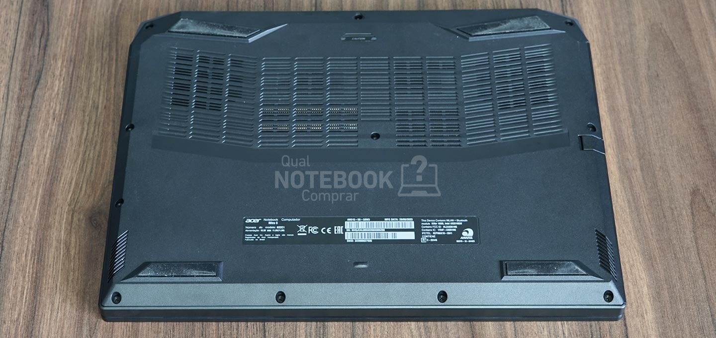 Acer Aspire Nitro 5 AN515-58-58W3 - Visao geral da parte inferior entradas de ar e saidas de som do notebook