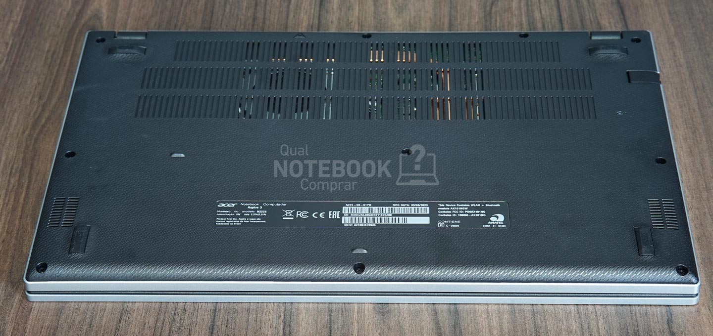 Acer Aspire 3 A315-59-51YG - Detalhes da tampa inferior entradas de ar e saidas de som do notebook
