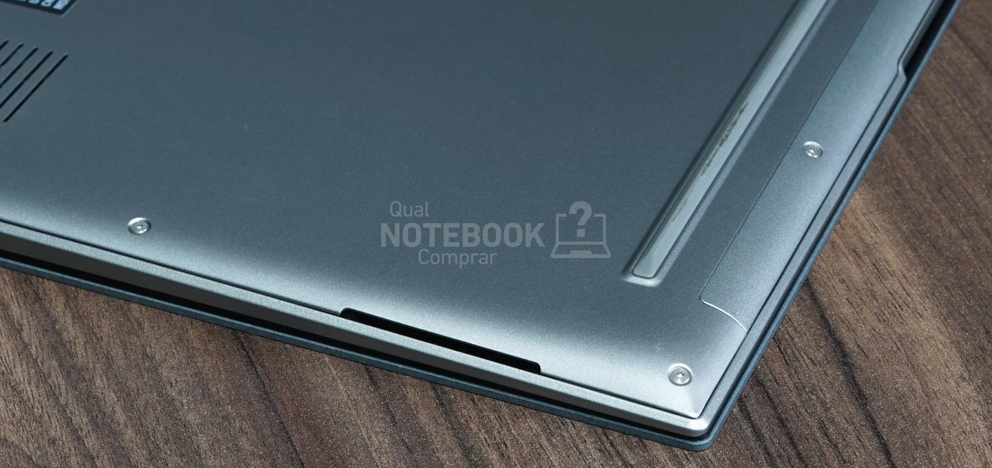 ASUS Zenbook S 13 OLED UX5304VA-NQ271W - Detalhes das saidas de som do notebook