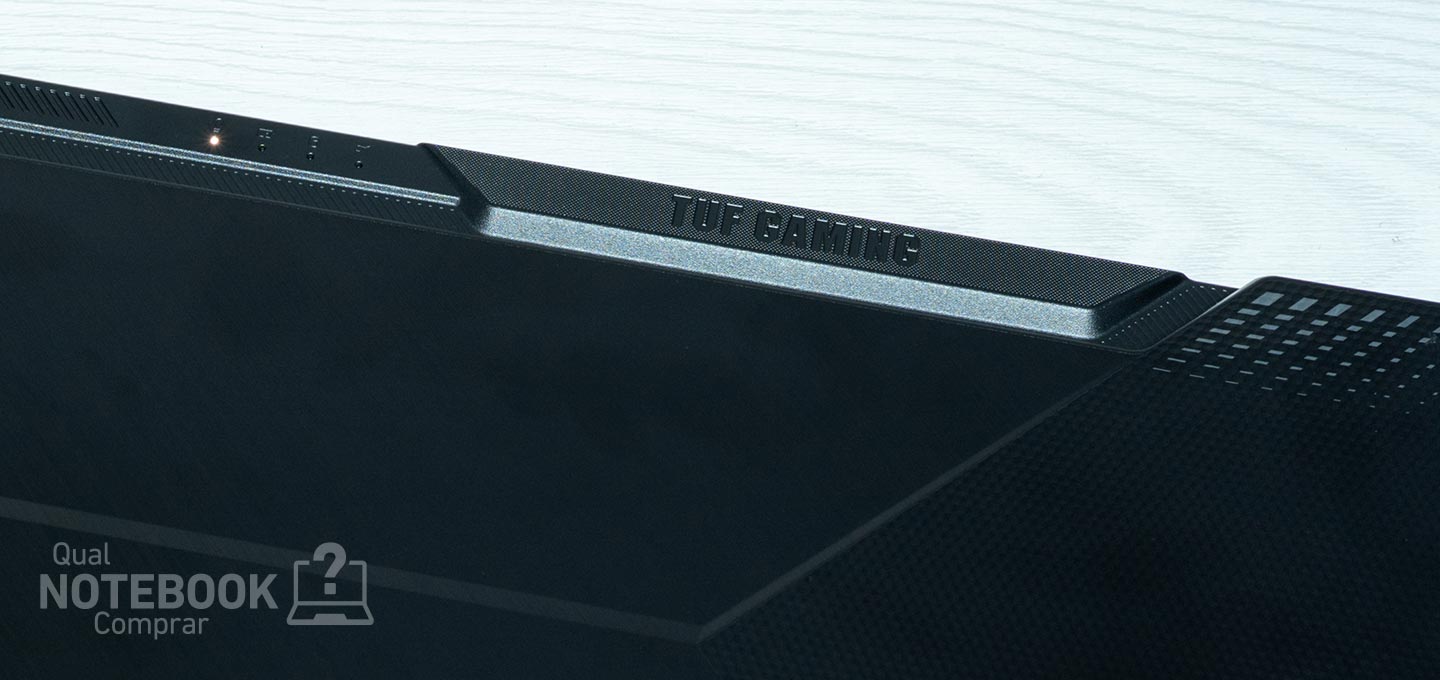 ASUS TUF Gaming A15 FA506NCR-HN088W - Detalhes da tampa do notebook