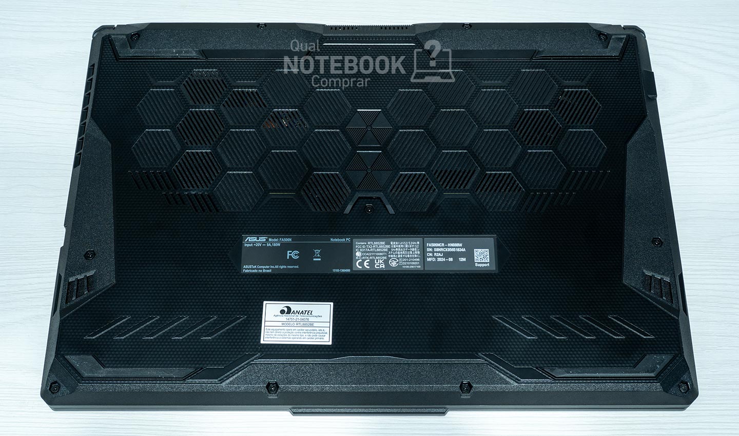 ASUS TUF Gaming A15 FA506NCR-HN088W - Visao geral da parte inferior entradas de ar e saidas de som do notebook