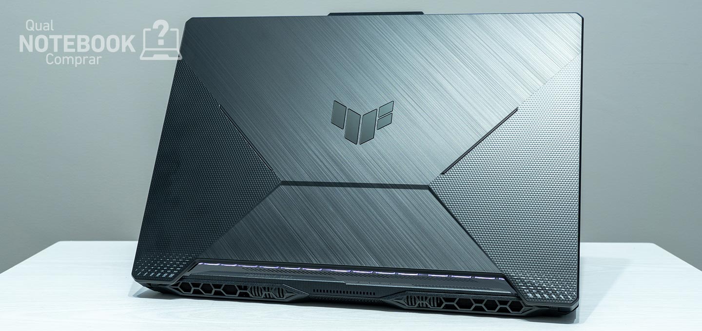 ASUS TUF Gaming A15 FA506NCR-HN088W - Visao geral da tampa logo e detalhes da textura do notebook