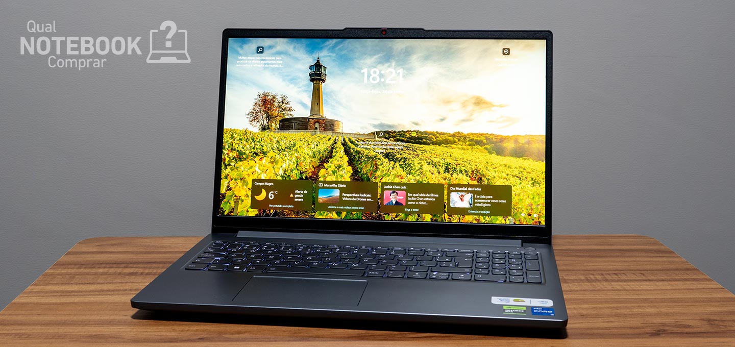 Lenovo LOQ Essential 83MES00000 - Visao frontal do notebook com a tampa aberta e detalhes da tela