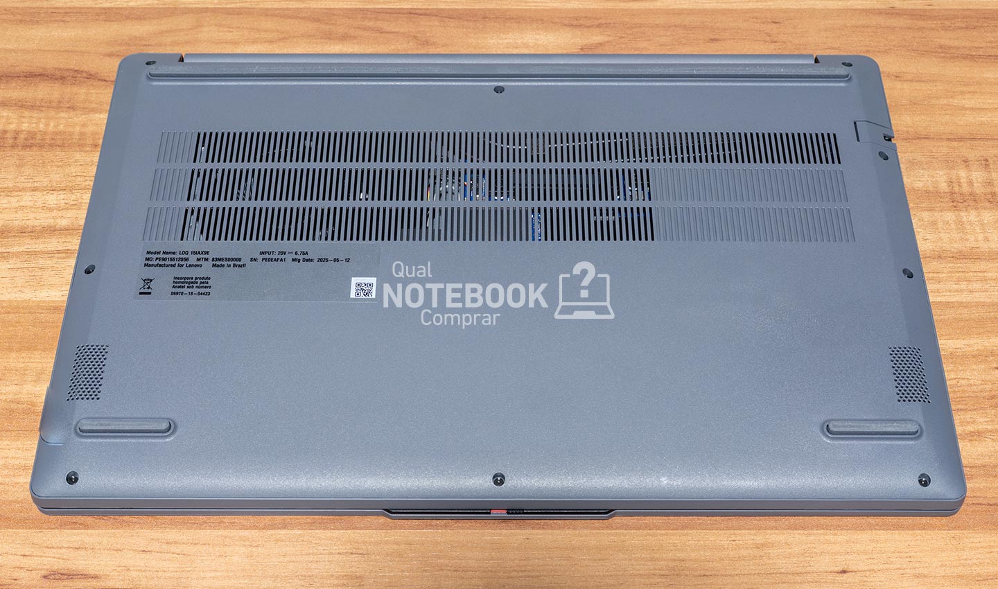 Lenovo LOQ Essential 83MES00000 - Visao geral da parte inferior e entradas de ar do notebook