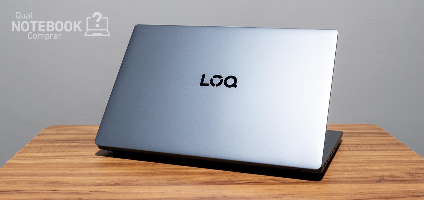 Lenovo LOQ Essential 83MES00000 - Visao geral traseira da tampa do notebook e detalhes da logo